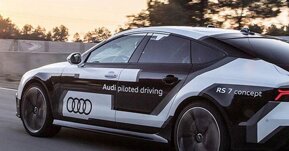 Audi RS7 phô diễn công nghệ xe tự trị tại đường đua Parcmotor