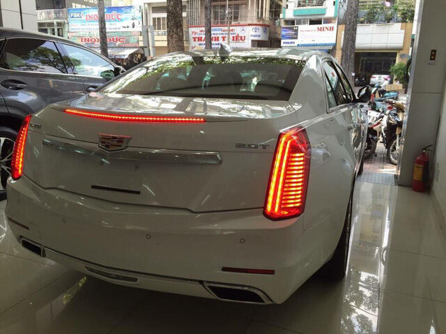  Chiếc Cadillac CTS 2016 này thuộc bản 2.0T và có giá khoảng 130.000 USD, tương đương 2,9 tỷ Đồng, tại Việt Nam. Trong khi đó, tại thị trường Mỹ, Cadillac CTS 2016 có giá khởi điểm 45.560 USD, tương đương hơn 1 tỷ Đồng. 