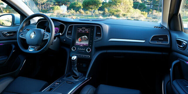  Thiết kế bên trong của Renault Megane 2016 càng giống với Talisman hơn. Nội thất gây bất ngờ cho người lái bằng màn hình cảm ứng 8,7 inch dạng dọc, hệ thống thông tin giải trí R-Link 2, màn hình màu TFT LCD 7 inch trên cụm đồng hồ, tính năng hiển thị thông tin trên kính chắn gió, dàn âm thanh Bose 10 loa nâng cấp và hệ thống Multi-Sense với 5 chế độ lái. 