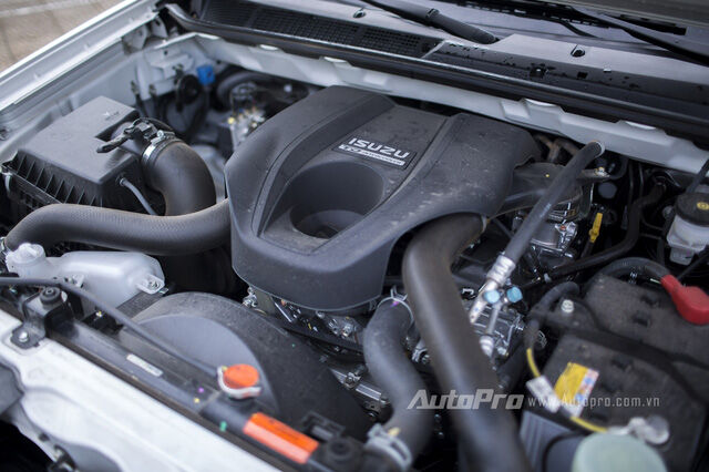  Bên dưới nắp ca-pô của Isuzu MU-X là hai phiên bản động cơ dầu dung tích 2,5 lít và 3.0 lít. Trong hình là khối động cơ 3.0 lít của Isuzu MU-X có khả năng sản sinh công suất 163 mã lực và mô-men xoắn cực đại 380 Nm. Động cơ kết hợp với hộp số tự động 5 cấp. 