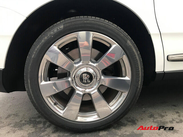 Bắt gặp Rolls-Royce Cullinan chính hãng đầu tiên tại Việt Nam - Ảnh 7.