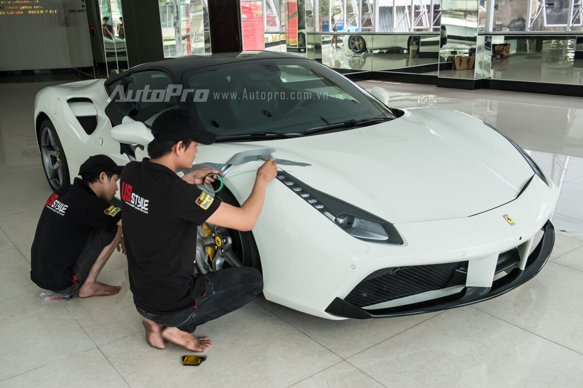  Những hình ảnh về chiếc Ferrari 488 GTB lai bò sữa từng thu hút khá nhiều sự chú ý của cộng đồng mạng. Được biết để mang đến bộ áo độc đáo trên những người thợ đã mất 4 giờ thi công và tốn gần 6m đề-can. 