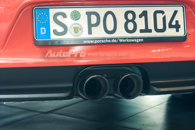  Cụm ống xả đặt gọn gàng chính giữa đuôi xe như các thế hệ 911 khác. Tuy nhiên, tiếng pô của Porsche 911 GT3 RS ấn tượng hơn rất nhiều khi được trang bị động cơ Boxer 6 xy-lanh, sản sinh công suất tối đa 500 mã lực. 