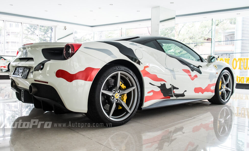  Có thể thấy chiếc Ferrari 488 GTB với ngoại thất màu trắng, được trang trí thêm những vết đốm màu xám, đỏ và đen của đề-can, tương tự như ngoại hình của những chú bò sữa mang đến sự lạ mắt cho người xem. 