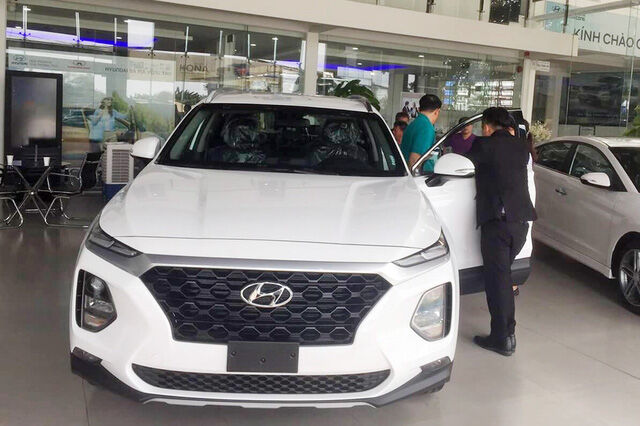 Theo chân Mazda CX-8, Hyundai Santa Fe giảm giá 50 triệu đẩy hàng tồn - Ảnh 2.