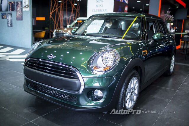  Nhìn bên ngoài, có vẻ như MINI One không có sự khác biệt với những mẫu xe MINI Cooper 5 cửa khác. Tuy nhiên nếu nhìn kỹ sẽ nhận thấy những điểm khác biệt của MINI One ở một số chi tiết được thay đổi ở bên ngoài của chiếc xe để giúp chiếc xe có thể giảm đc giá thành. 