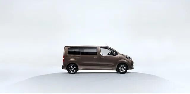 Theo hãng Toyota, Proace Verso có 3 phiên bản với chiều dài khác nhau, từ 4.600 - 5.300 mm. Bên trong mẫu xe chở người cỡ lớn của Toyota là không gian nội thất 3 hàng ghế có đủ chỗ cho 9 hành khách. 