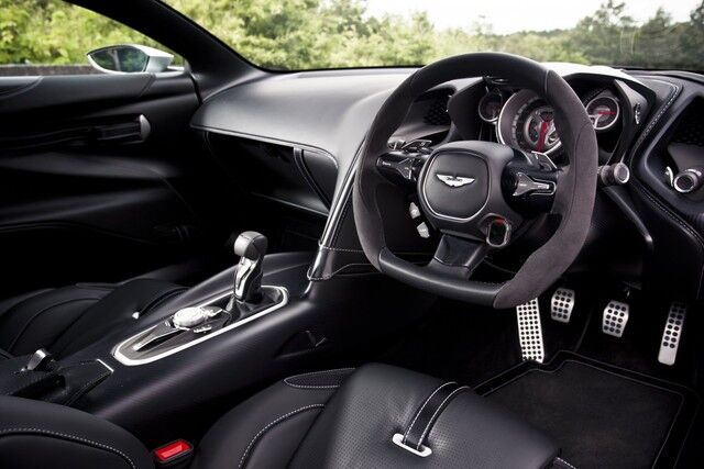 Nội thất trên Aston Martin DB10 nổi bật với chất liệu da lộn cao cấp cùng nhiều chi tiết bằng carbon làm điểm nhấn trong phong cách thiết kế. 