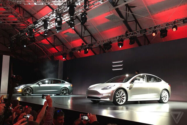  Trên sân khấu tại California, ông Musk khẳng định Tesla Model 3 sẽ đạt điểm số 5 sao trong mọi bải kiểm tra pin của Cơ quan An toàn Giao thông Đường bộ Mỹ (NHTSA). Chưa hết, bất kỳ bản trang bị nào của Tesla Model S cũng đi kèm hệ thống tự lái Autopilot và các tính năng an toàn tiêu chuẩn. 