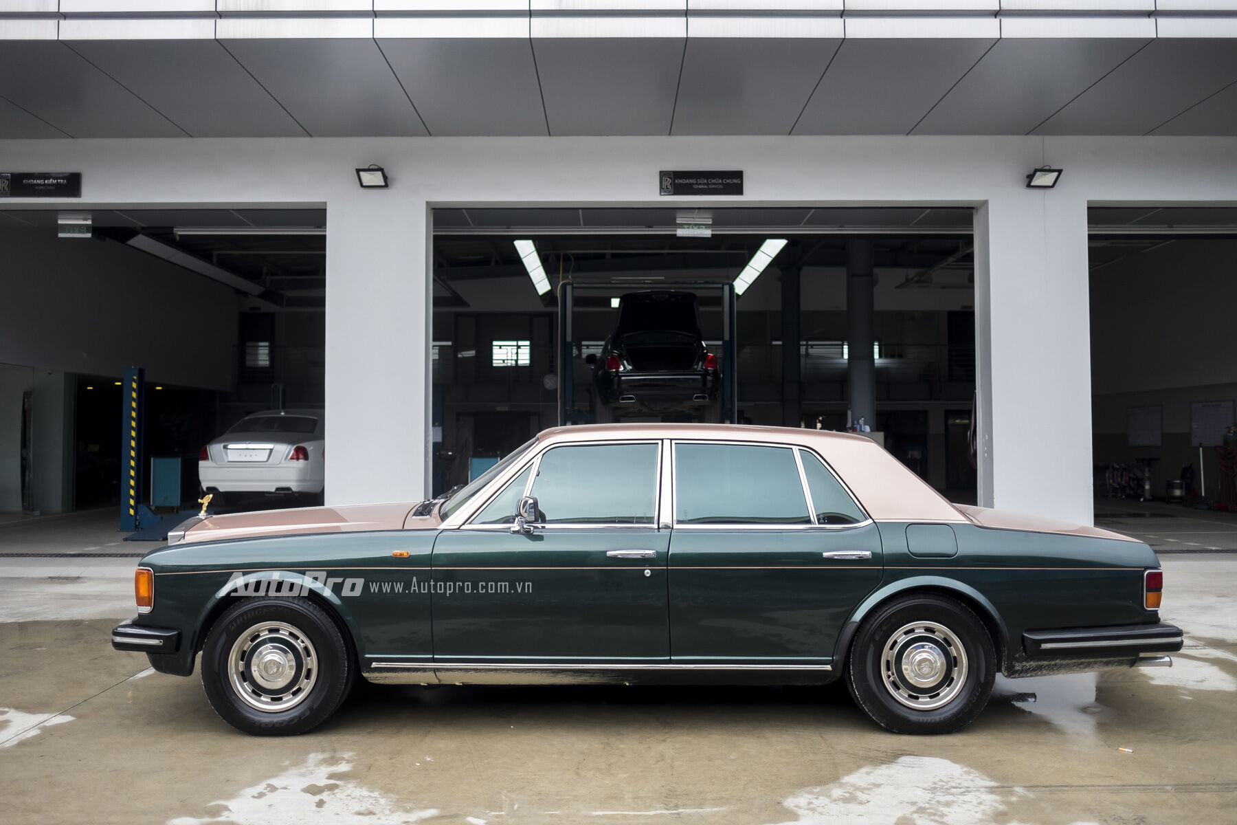  Chiếc xe Rolls-Royce Silver Spirit 1982 này có kích thước DxRxC tương ứng là 5.278 x 1.887x 1.4986mm cùng trục cơ sở dài 3.061mm. Nếu so với những mẫu xe hạng sang hiện nay như BMW Series-7 hay Mercedes-Benz S-class thì mẫu xe cổ của Rolls-Royce vẫn dài và rộng hơn. 