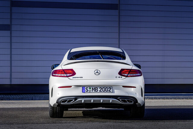  Các kỹ sư của hãng Mercedes-Benz đã cài đặt hệ thống lái thể thao nhạy cảm với tốc độ và phanh hiệu suất cao, bao gồm đĩa phanh bằng hợp chất khoan lỗ thông khí có đường kính 14,2 inch trước và 12,6 sau cho Mercedes-AMG C43 Coupe. Cuối cùng là hệ thống treo thể thao AMG Ride Control. 