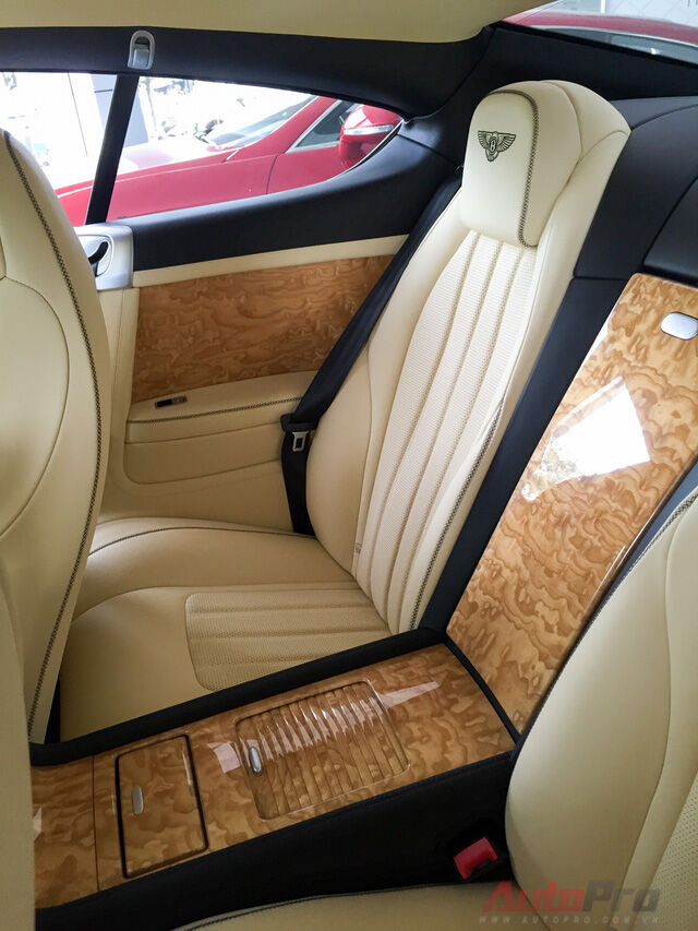  Vì mang kiểu dáng coupe với 2 cửa nên hàng ghế phía sau không quá rộng rãi. Tuy nhiên, Bentley không quên trang hoàng cho không gian sau với các tiện nghi sang trọng. 