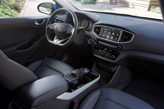 Đấu Toyota Prius Prime, Hyundai Ioniq 2018 thêm bản Plug-in Hybrid với giá rẻ hơn - Ảnh 3.