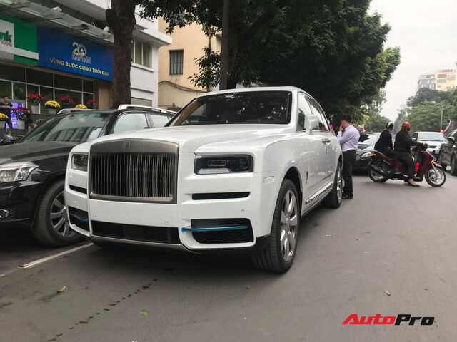 Bắt gặp Rolls-Royce Cullinan chính hãng đầu tiên tại Việt Nam - Ảnh 3.