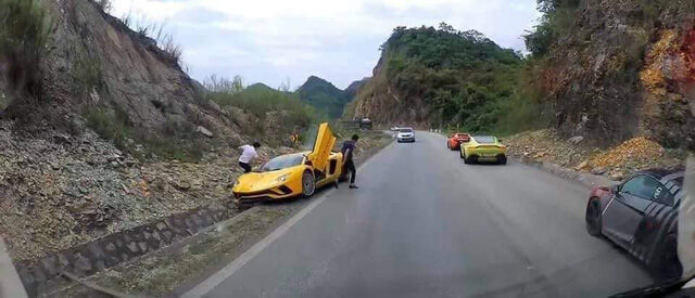 Fanpage Car Passion: Bò Lamborghini Aventador S mất vài chiếc ốc nhỏ sau sự cố gặm cỏ bên đường - Ảnh 1.