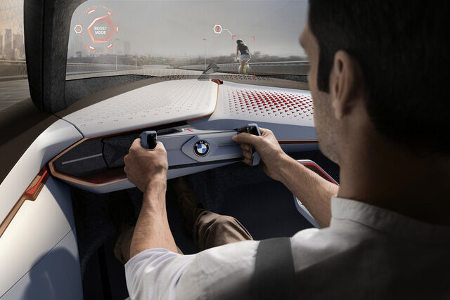 Bên trong BMW Vision Next 100 là không gian nội thất được làm bằng vật liệu tái chế để thay thế loại truyền thống trên xe hơi ngày nay. BMW Vision Next 100 có 2 chế độ lái nổi bật là Boost và Ease. Trong đó, chế độ Boost cho phép người lái toàn quyền điều khiển xe. 