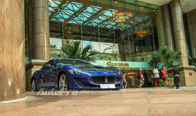  Nếu Maserati GranTurismo MC Stradale tại Hà thành thuộc thế hệ đầu tiên thì chiếc màu xanh dương mới về Việt Nam thuộc thế hệ thứ 2 được sản xuất từ năm 2011 đến nay với nhiều nâng cấp ấn tượng. Bên cạnh đó, đây là chiếc Maserati Granturismo MC Stradale phân phối chính hãng đầu tiên tại Việt Nam. 