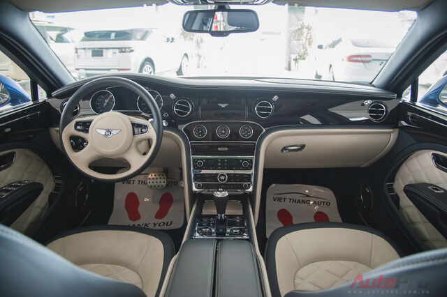  Chính giữa bảng điều khiển gồm có cần số, nút khởi động, điều khiển rèm che nắng, phanh điện tử và núm chọn chế độ lái, bao gồm Custom (Tùy chỉnh), Sport (Thể thao), Bentley (Xe sẽ tự động điều chỉnh cho phù hợp) và cuối cùng là Comfort (Êm ái). 
