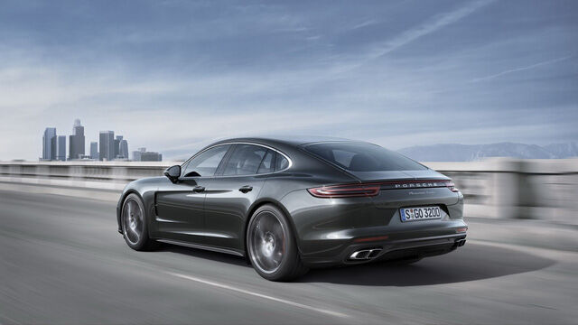  Về động cơ, Porsche Panamera 2017 sử dụng một loạt máy tăng áp mới. Mọi phiên bản trong dòng Porsche Panamera thế hệ mới đều có thể sử dụng hệ dẫn động 4 bánh toàn thời gian và hộp số ly hợp kép 8 cấp. 