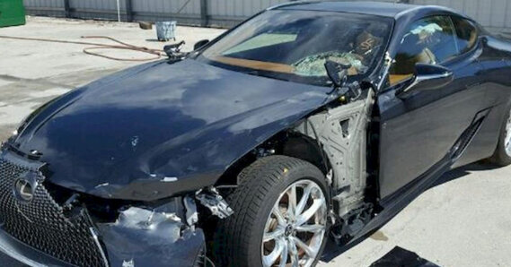 Lexus LC 500 2018 bị tai nạn "vỡ đầu" được rao bán 31.250 USD