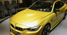 BMW M4 “khoe sắc” vàng ánh kim rực rỡ tại Abu Dhabi