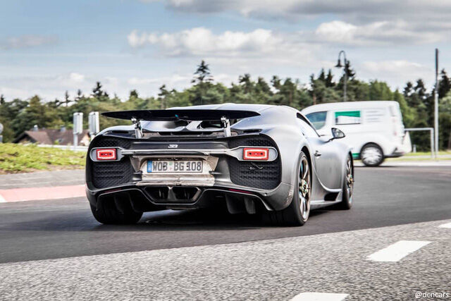Siêu xe khủng Bugatti Divo lần đầu xuất hiện cạnh Chiron mới - Ảnh 1.