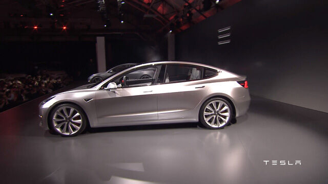  Trong sự kiện giới thiệu, ông Elon Musk, CEO của hãng Tesla, khẳng định đã có tận 115.000 người đặt mua Model 3 chỉ trong vòng 24 giờ với số tiền đặt cọc 1.000 USD. 