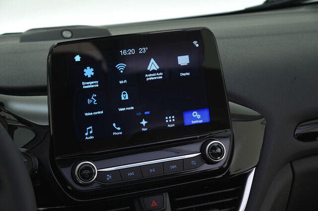  Những trang bị an toàn khác của Ford Fiesta 2017 bao gồm 6 túi khí, hỗ trợ phanh khẩn cấp, cân bằng điện tử và nhắc nhở hành khách phía sau thắt dây an toàn. 