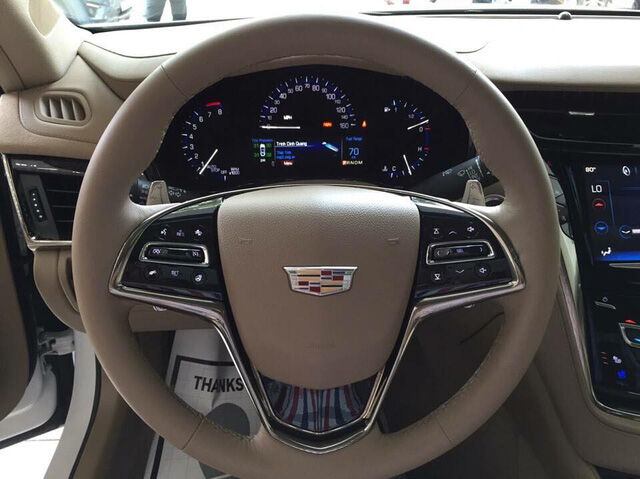  Bên trong Cadillac CTS 2016 là không gian nội thất bọc da sang trọng với những trang bị tiêu chuẩn như vô lăng bọc da... 
