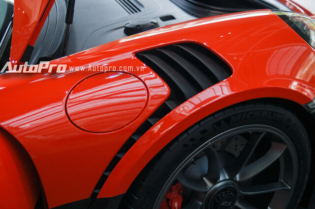  So với Porsche 911 GT3, thế hệ thứ 5 được trang bị thêm hốc gió bên hông ở chắn bùn phía trước và gần bánh sau nhằm tối ưu hoá thiết kế khí động học cho xe. 