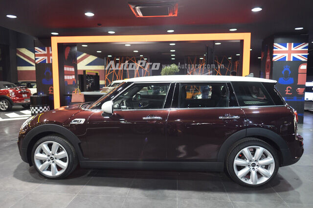  MINI Clubman 2016 có kích thước cụ thể bao gồm chiều dài tổng thể 4.253 mm, rộng 1.800 mm, cao 1.441mm và chiều dài cơ sở 2.670 mm. Điều này khiến Clubman 2016 trở thành mẫu xe Mini lớn nhất từ trước tới nay. 