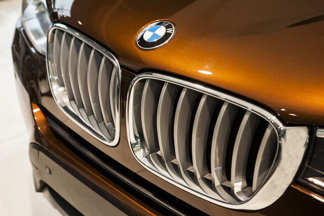  Lưới tản nhiệt đặc trưng của BMW được mạ crôm sáng bóng. 