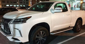 Lạ lẫm với phiên bản “bán tải” của Lexus LX570 trên đường phố Dubai