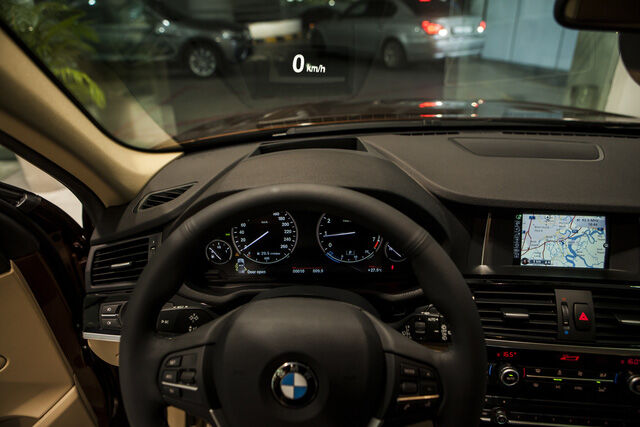  HUD - Head Up Display - hiển thị thông tin lên kính lái của BMW X3. 