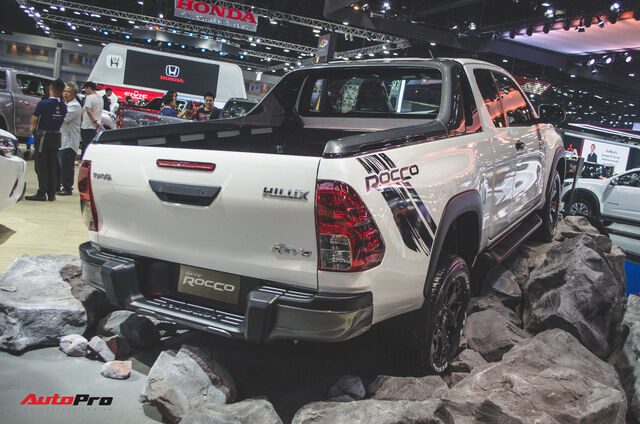 Toyota Hilux Revo Rocco cạnh tranh Ford Ranger Wildtrak và Mitsubishi Triton Athlete - Ảnh 1.