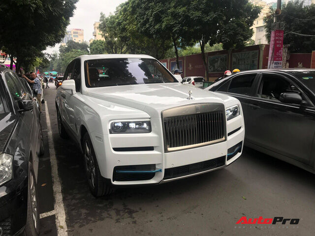 Bắt gặp Rolls-Royce Cullinan chính hãng đầu tiên tại Việt Nam - Ảnh 4.