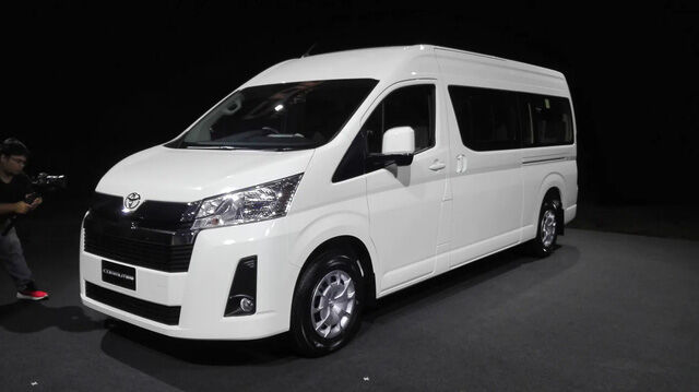 Ra mắt cá mập Toyota Hiace 2020: Giá 1,176 tỷ, nhập Thái đấu Ford Transit - Ảnh 1.