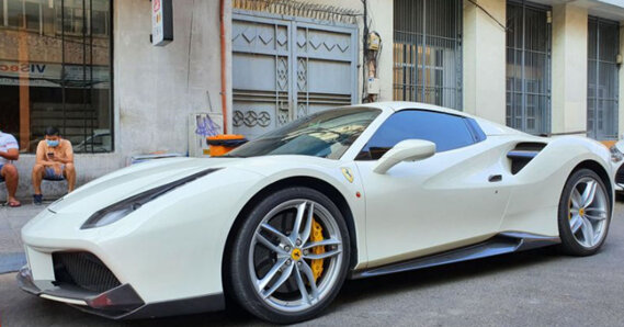 "Hoàng tử bạch mã" Ferrari 488 Spider dạo phố Sài Gòn