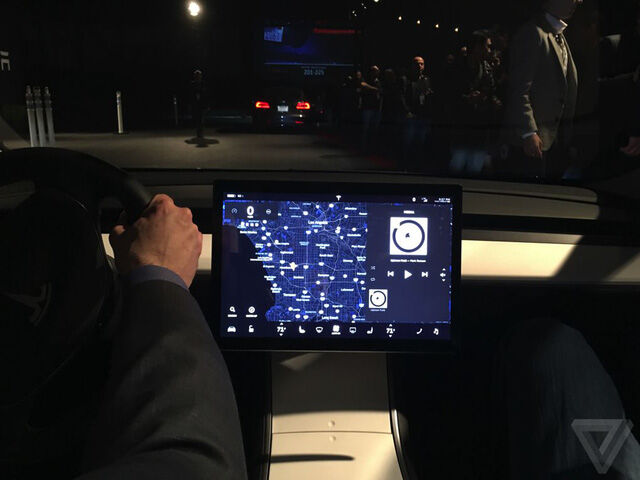  Cũng theo ông Musk, không gian nội thất của Tesla Model 3 sẽ rộng rãi và tiện nghi hơn cả những mẫu xe sử dụng động cơ đốt trong cùng kích thước. Nguyên nhân là do cụm pin được đặt bên dưới sàn xe nên các kỹ sư của hãng Tesla có thể đẩy hàng ghế đầu lên phía trước và thu gọn bảng táp-lô, từ đó nới rộng khoang hành khách phía sau. 