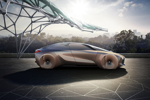  Khi ngắm nhìn BMW Vision Next 100, nhiều người có thể sẽ cảm thấy quen quen. Trên thực tế, thiết kế của BMW Vision Next 100 chịu ảnh hưởng nhiều từ siêu phẩm i8 từng làm mưa làm gió tại Việt Nam trong năm 2015. Tuy nhiên, so với BMW i8, Vision Next 100 sở hữu phần thân vỏ mượt mà hơn nhiều nên có hệ số lực cản không khí chỉ 0,18 Cd. 