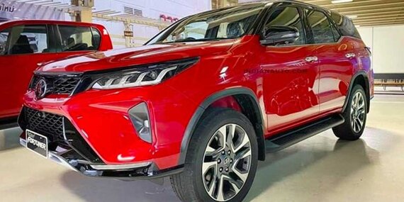 Cận cảnh Toyota Fortuner 2021 long lanh ngoài đời thực