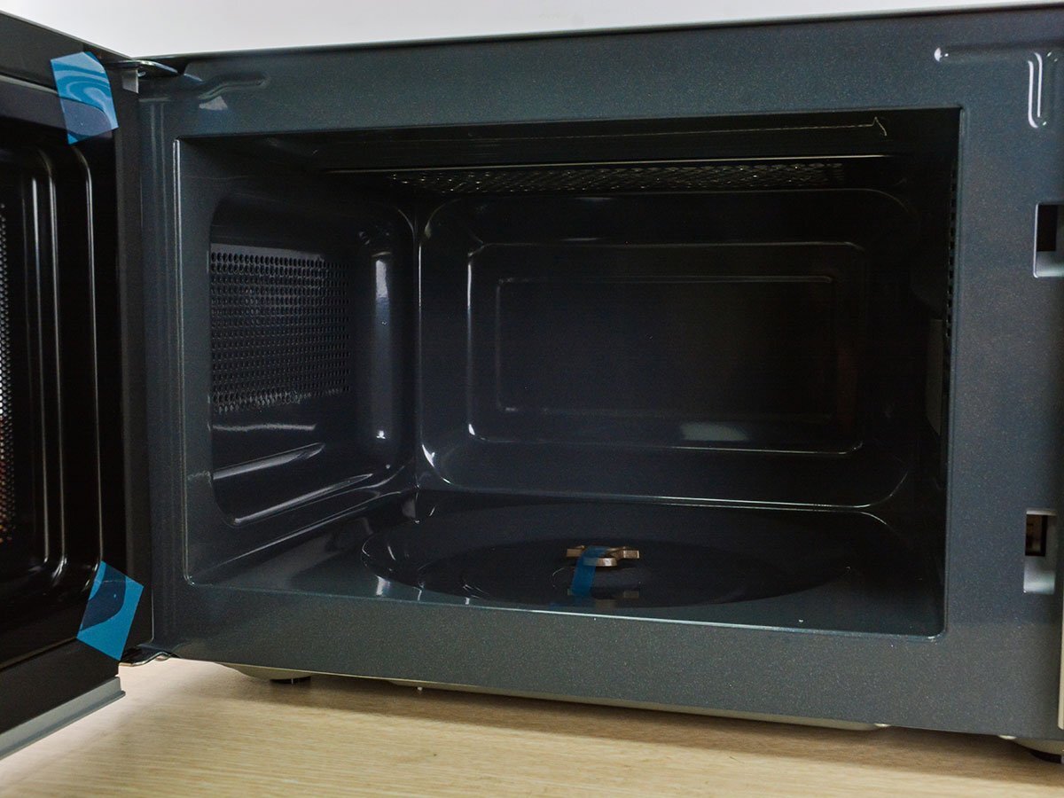 lò vi sóng Sharp 228 có khoang lò rộng, dễ vệ sinh