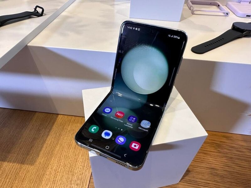 Samsung Galaxy Z Flip5 5G 512GB màn hình lớn