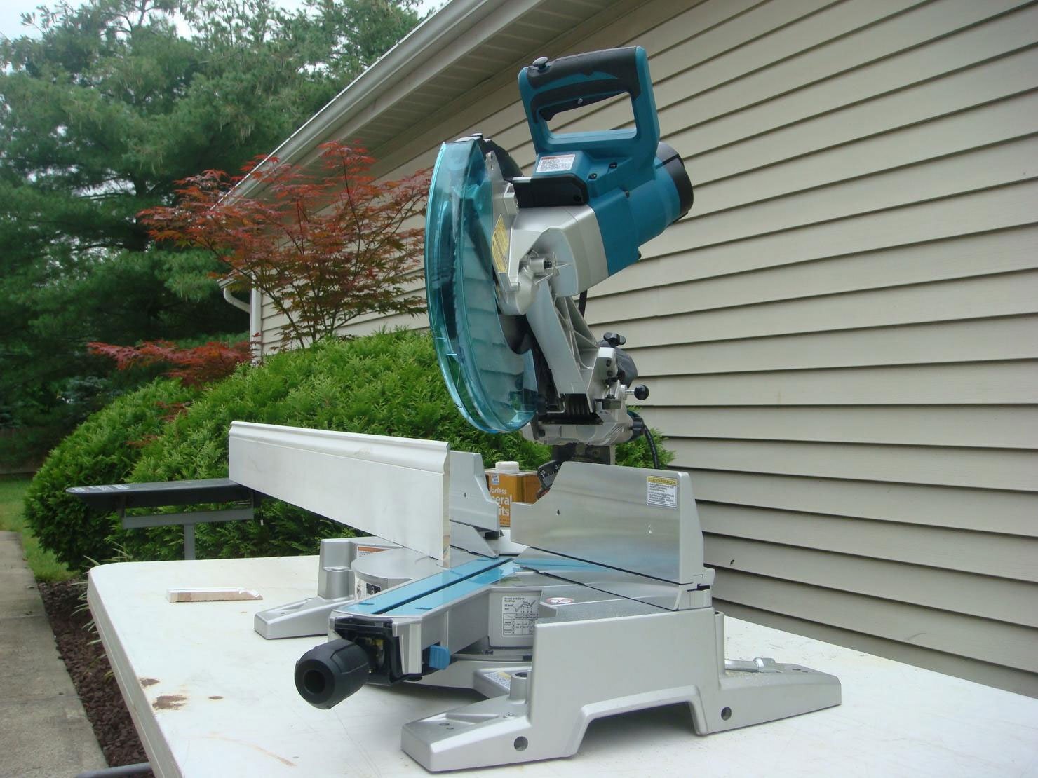 Máy cắt nhôm để bàn