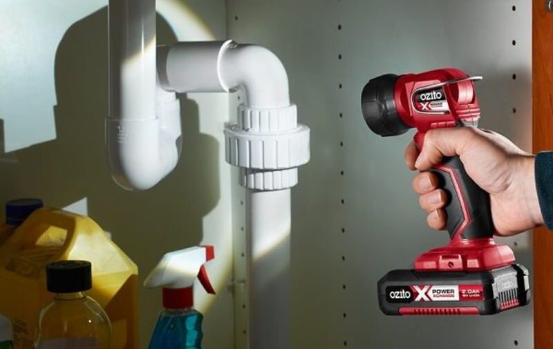 Thân đèn led cầm tay Ozito PXTLS-905 có thiết kế cầm tay nhỏ gọn Thân đèn led cầm tay Ozito PXTLS-905