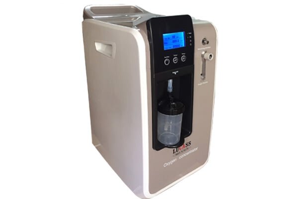 Máy tạo oxy 5 lít/phút Lucass SZ-5BW có chức năng xông