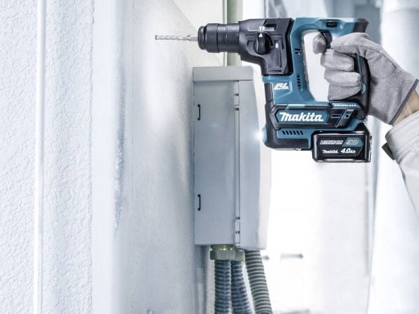 Máy khoan bê tông dùng pin Makita  