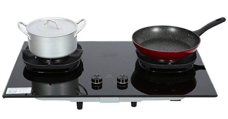 bếp ga Electrolux EHG8250BC còn được trang bị đầu hâm riêng biệt