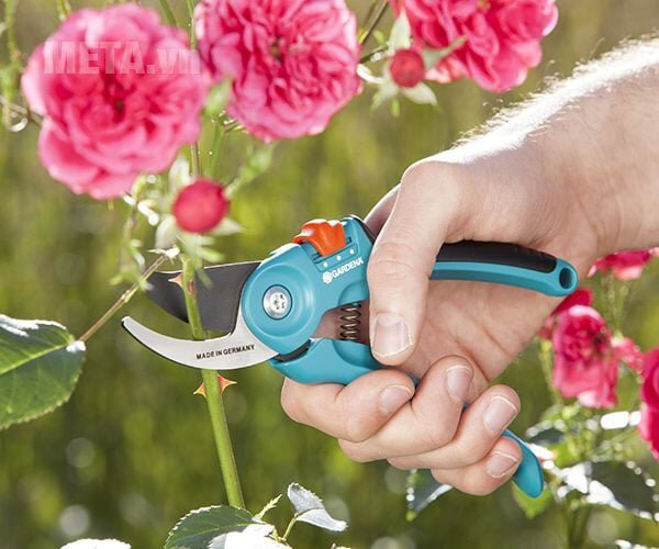 Kéo cắt cành cổ điển Gardena 08857-20 sử dụng để cắt cành hoa 