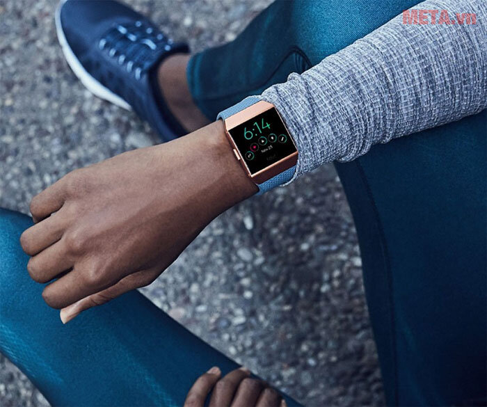 Đồng hồ đeo tay thông minh theo dõi sức khỏe và hỗ trợ tập luyện Fitbit Ionic
